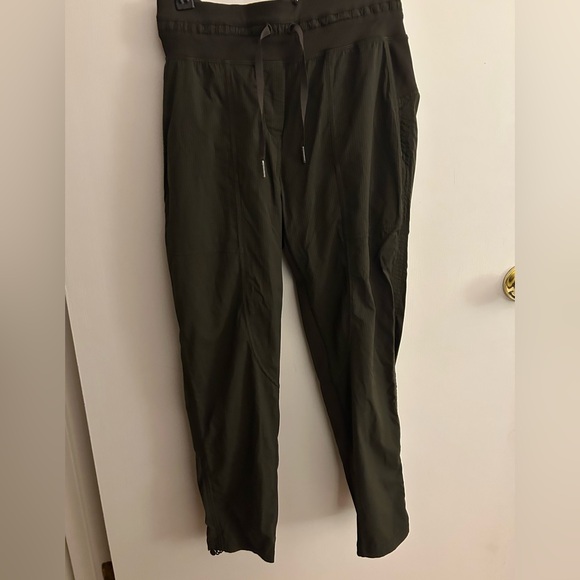 Lululemon Dance Studio Pant - army green size 4 - Picture 1 of 4